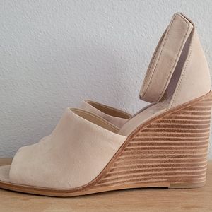 Vince Camuto Suede Taupe Wedge Sandal Size 8m